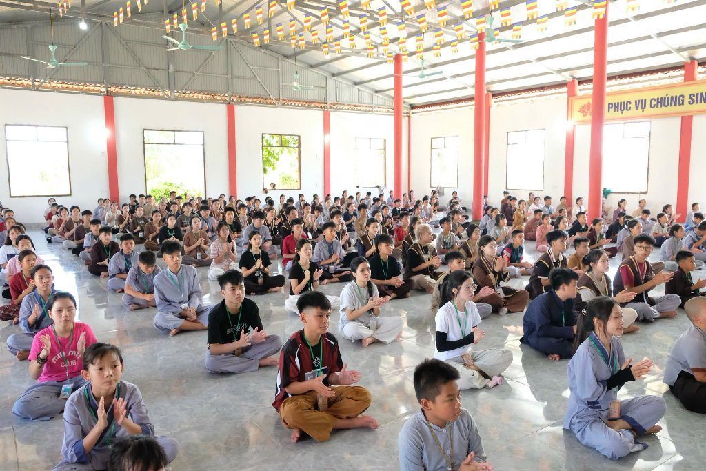 TT. THÍCH NHẬT TỪ CHIA SẺ ĐỀ TÀI “THẮP SÁNG NIỀM TIN” ĐẾN 300 TU SINH TẠI CHÙA HỮU LẠC (HÀ TĨNH)