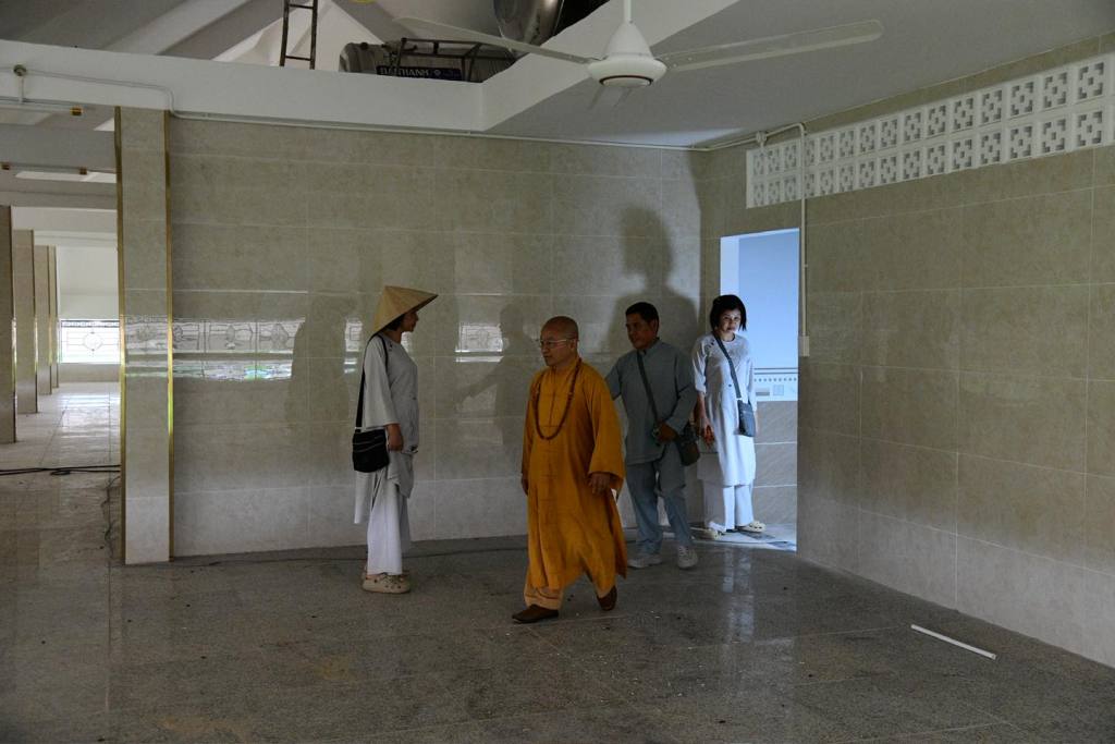 THẦY NHẬT TỪ CÙNG BAN LÃNH ĐẠO ĐẠO TRÀNG ĐẠO PHẬT NGÀY NAY KIỂM TRA TIẾN ĐỘ THI CÔNG TĂNG XÁ CHÙA GIÁC NGỘ (XÃ ĐẤT ĐỎ, TP.HCM)