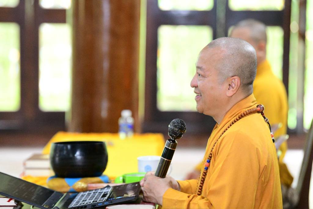 LẠY PHẬT – HẠ NGÃ MẠN: CON ĐƯỜNG TRỞ VỀ VỚI SỰ KHIÊM CUNG VÀ TỈNH THỨC