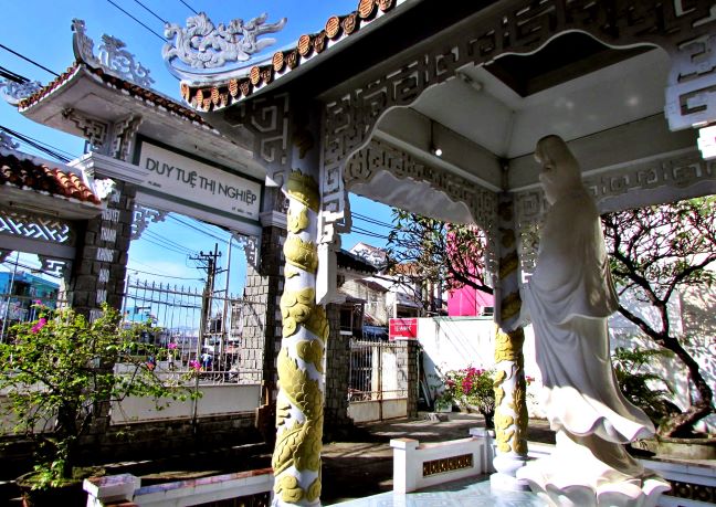 Câu đối của Hòa thượng Tuệ Sỹ lưu trên cổng tam quan Minh Phước Ni Tự