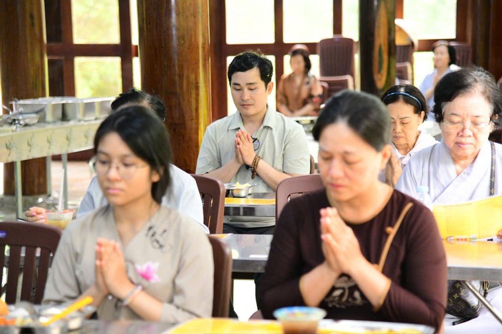 ĐẠO TRÀNG ĐẠO PHẬT NGÀY NAY CÚNG DƯỜNG TRAI TĂNG VÀ HỘ TRÌ AN CƯ TẠI CHÙA GIÁC NGỘ - ĐẤT ĐỎ (TP.HCM)