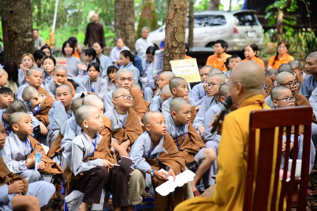 VẤN ĐÁP PHẬT PHÁP: THƯỢNG TỌA THÍCH NHẬT TỪ GẦN GŨI CHIA SẺ CÙNG “CHÚ TIỂU” TẠI KHÓA TU XUẤT GIA BÁO HIẾU LẦN THỨ 5