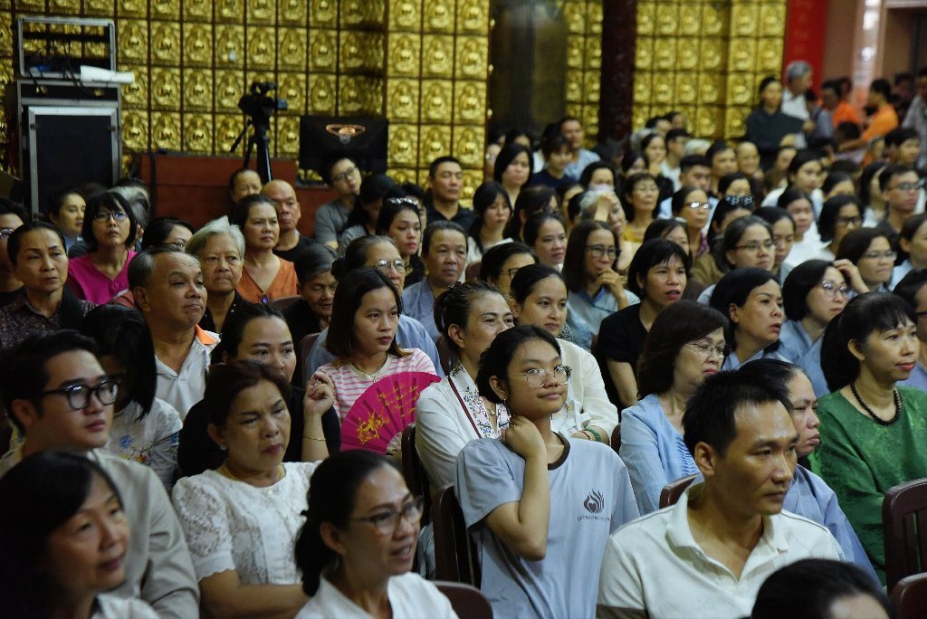 SƯ GIÁC NGUYÊN PHÁ VỠ LẦM TƯỞNG VỀ "NGHIỆP" TRƯỚC HƠN 600 HÀNH GIẢ