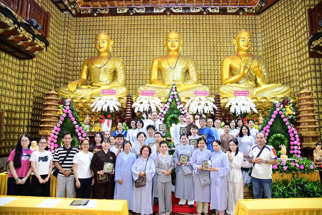 LỄ RA MẮT SÁCH “CUỘC ĐỜI ĐỨC PHẬT THÍCH CA MÂU NI QUA TEM BƯU CHÍNH VÀ BƯU ẢNH” TRONG MÙA PHẬT ĐẢN THIÊNG LIÊNG 