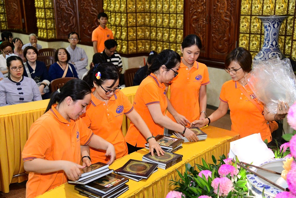 LỄ RA MẮT SÁCH “CUỘC ĐỜI ĐỨC PHẬT THÍCH CA MÂU NI QUA TEM BƯU CHÍNH VÀ BƯU ẢNH” TRONG MÙA PHẬT ĐẢN THIÊNG LIÊNG 