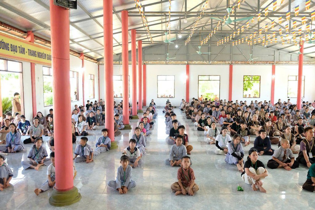 TT. THÍCH NHẬT TỪ CHIA SẺ ĐỀ TÀI “THẮP SÁNG NIỀM TIN” ĐẾN 300 TU SINH TẠI CHÙA HỮU LẠC (HÀ TĨNH)
