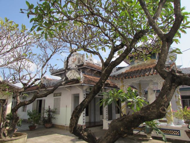 Câu đối của Hòa thượng Tuệ Sỹ lưu trên cổng tam quan Minh Phước Ni Tự