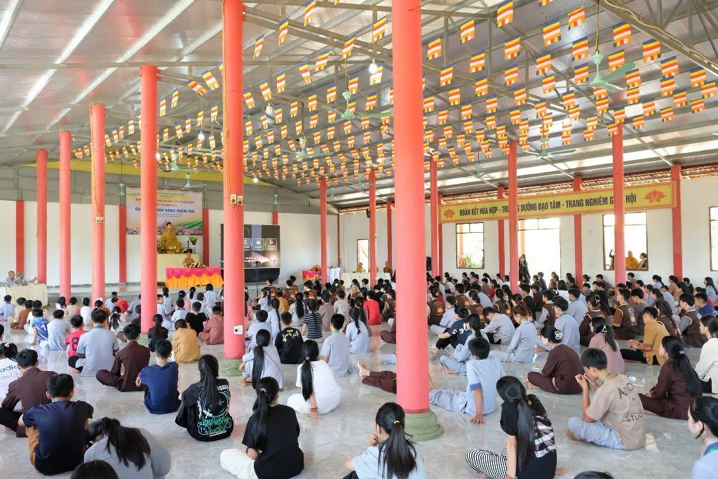 TT. THÍCH NHẬT TỪ CHIA SẺ ĐỀ TÀI “THẮP SÁNG NIỀM TIN” ĐẾN 300 TU SINH TẠI CHÙA HỮU LẠC (HÀ TĨNH)