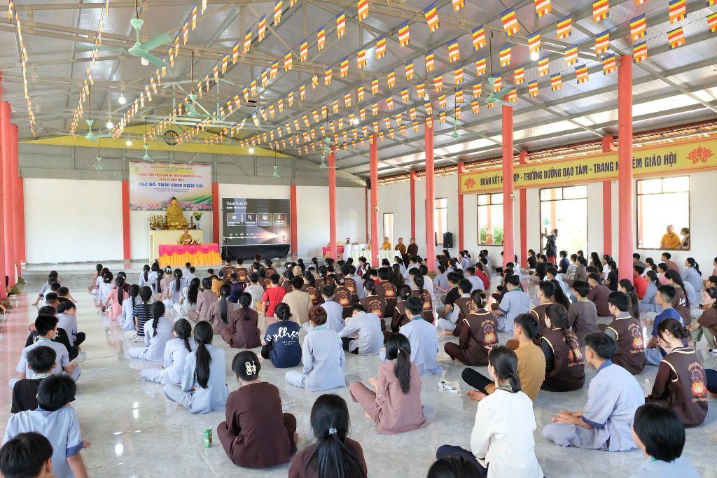 TT. THÍCH NHẬT TỪ CHIA SẺ ĐỀ TÀI “THẮP SÁNG NIỀM TIN” ĐẾN 300 TU SINH TẠI CHÙA HỮU LẠC (HÀ TĨNH)