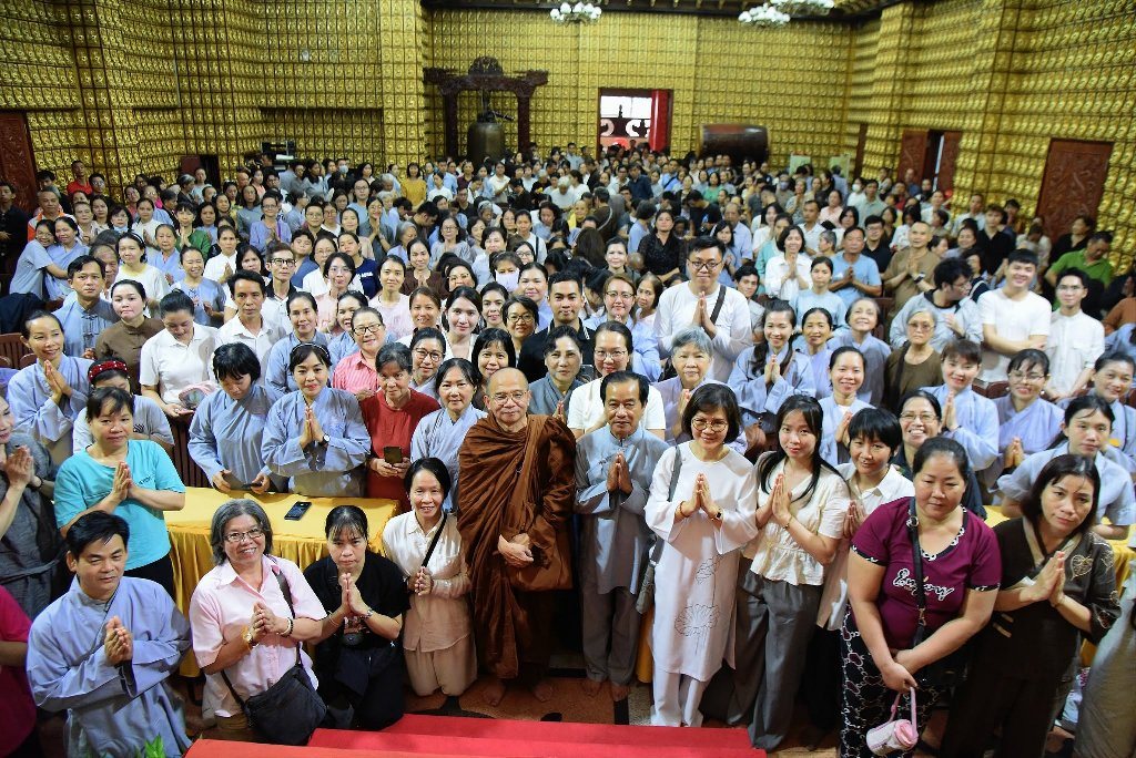 SƯ GIÁC NGUYÊN PHÁ VỠ LẦM TƯỞNG VỀ "NGHIỆP" TRƯỚC HƠN 600 HÀNH GIẢ