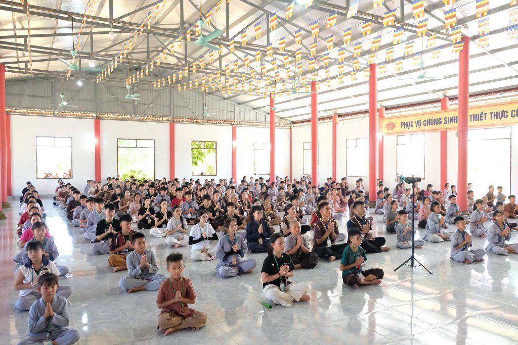 TT. THÍCH NHẬT TỪ CHIA SẺ ĐỀ TÀI “THẮP SÁNG NIỀM TIN” ĐẾN 300 TU SINH TẠI CHÙA HỮU LẠC (HÀ TĨNH)