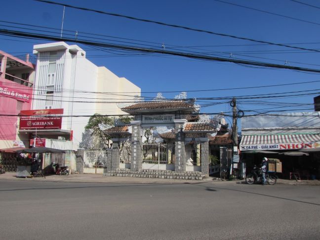 Câu đối của Hòa thượng Tuệ Sỹ lưu trên cổng tam quan Minh Phước Ni Tự