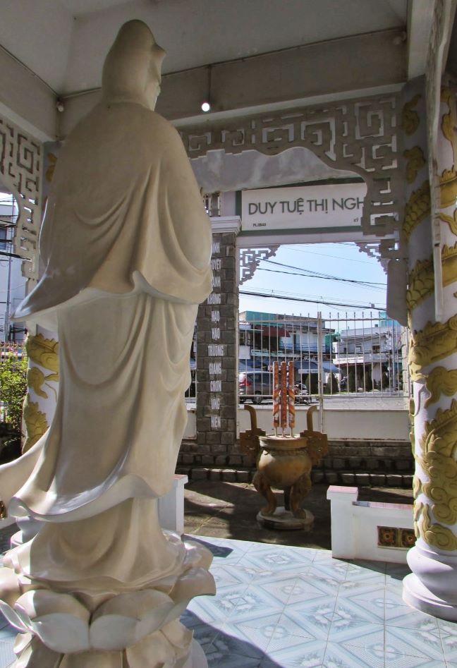 Câu đối của Hòa thượng Tuệ Sỹ lưu trên cổng tam quan Minh Phước Ni Tự