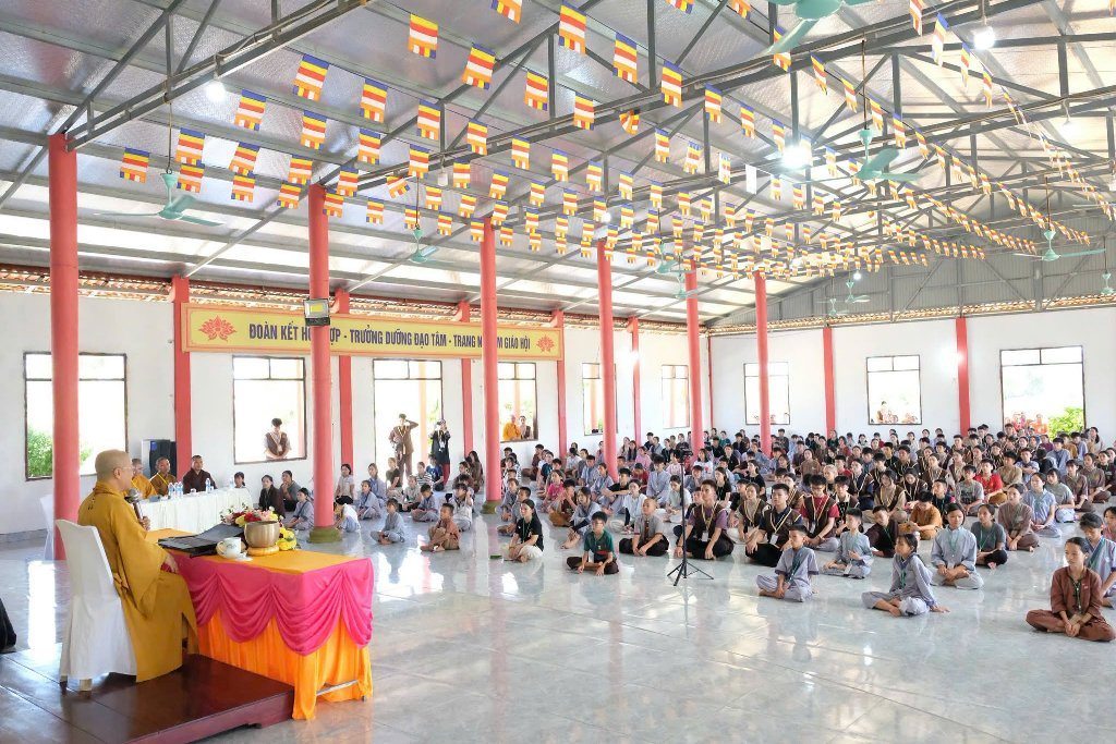 TT. THÍCH NHẬT TỪ CHIA SẺ ĐỀ TÀI “THẮP SÁNG NIỀM TIN” ĐẾN 300 TU SINH TẠI CHÙA HỮU LẠC (HÀ TĨNH)