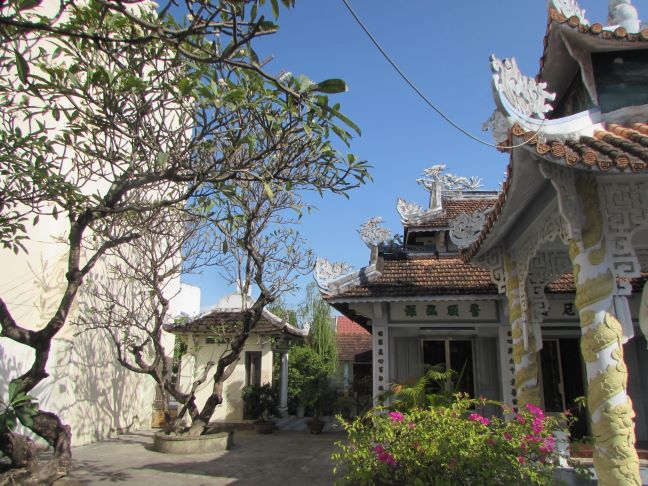 Câu đối của Hòa thượng Tuệ Sỹ lưu trên cổng tam quan Minh Phước Ni Tự