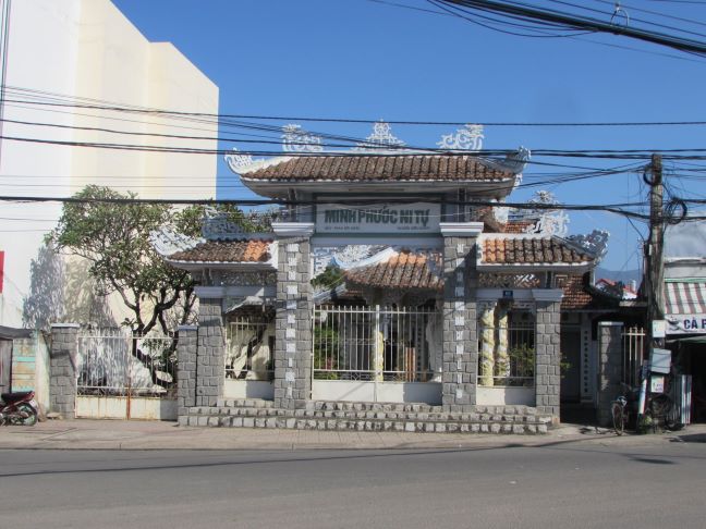 Câu đối của Hòa thượng Tuệ Sỹ lưu trên cổng tam quan Minh Phước Ni Tự
