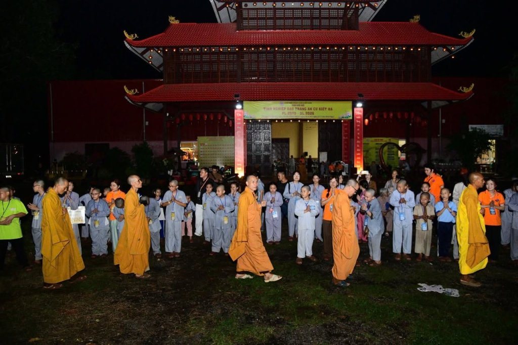 RỰC SÁNG ĐÊM LỬA TRẠI KHÓA TU XUẤT GIA BÁO HIẾU LẦN THỨ 5