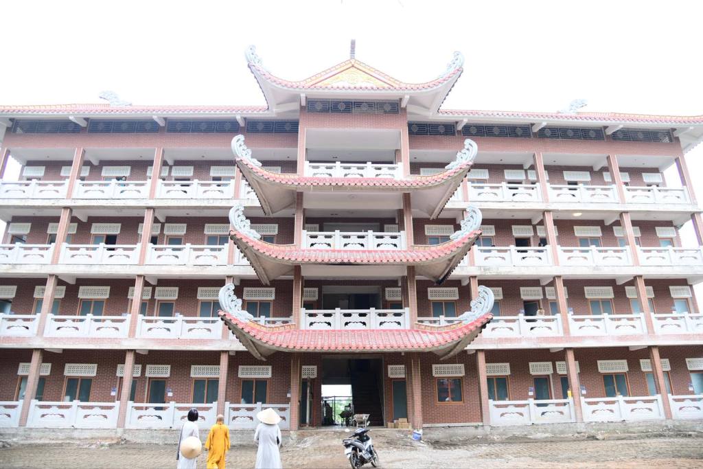 THẦY NHẬT TỪ CÙNG BAN LÃNH ĐẠO ĐẠO TRÀNG ĐẠO PHẬT NGÀY NAY KIỂM TRA TIẾN ĐỘ THI CÔNG TĂNG XÁ CHÙA GIÁC NGỘ (XÃ ĐẤT ĐỎ, TP.HCM)