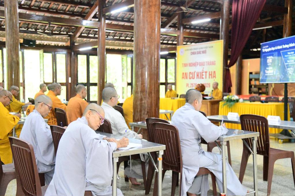 LẠY PHẬT – HẠ NGÃ MẠN: CON ĐƯỜNG TRỞ VỀ VỚI SỰ KHIÊM CUNG VÀ TỈNH THỨC