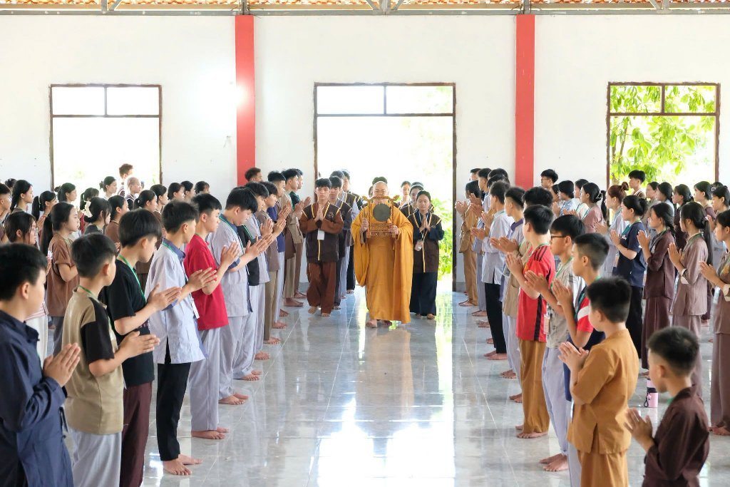 TT. THÍCH NHẬT TỪ CHIA SẺ ĐỀ TÀI “THẮP SÁNG NIỀM TIN” ĐẾN 300 TU SINH TẠI CHÙA HỮU LẠC (HÀ TĨNH)