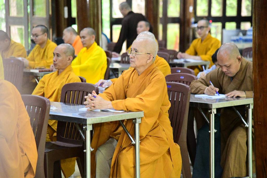 LẠY PHẬT – HẠ NGÃ MẠN: CON ĐƯỜNG TRỞ VỀ VỚI SỰ KHIÊM CUNG VÀ TỈNH THỨC