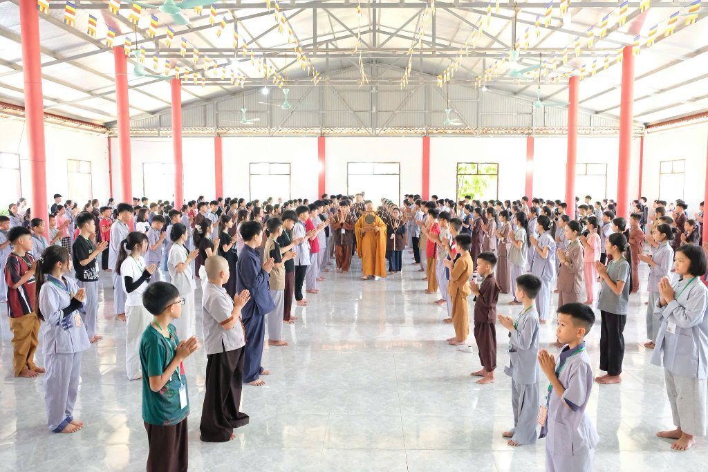 TT. THÍCH NHẬT TỪ CHIA SẺ ĐỀ TÀI “THẮP SÁNG NIỀM TIN” ĐẾN 300 TU SINH TẠI CHÙA HỮU LẠC (HÀ TĨNH)