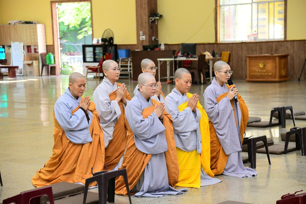 TRANG NGHIÊM CỬ HÀNH LỄ BỐ-TÁT ĐẦU TIÊN MÙA AN CƯ KIẾT HẠ TẠI HẠ TRƯỜNG CHÙA GIÁC NGỘ