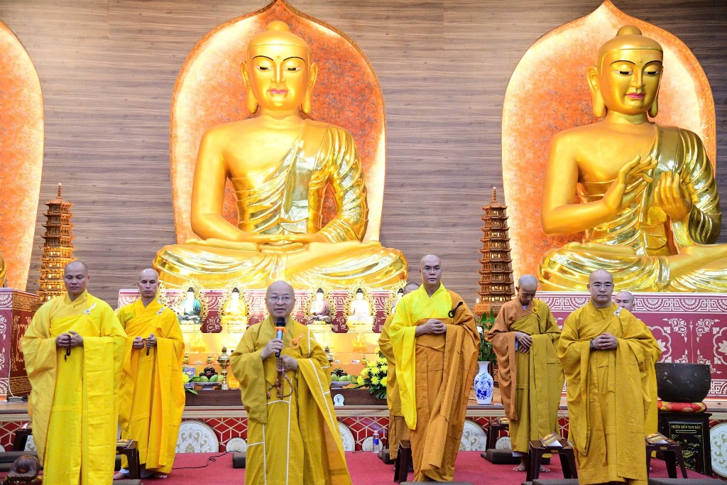 TRANG NGHIÊM CỬ HÀNH LỄ BỐ-TÁT ĐẦU TIÊN MÙA AN CƯ KIẾT HẠ TẠI HẠ TRƯỜNG CHÙA GIÁC NGỘ