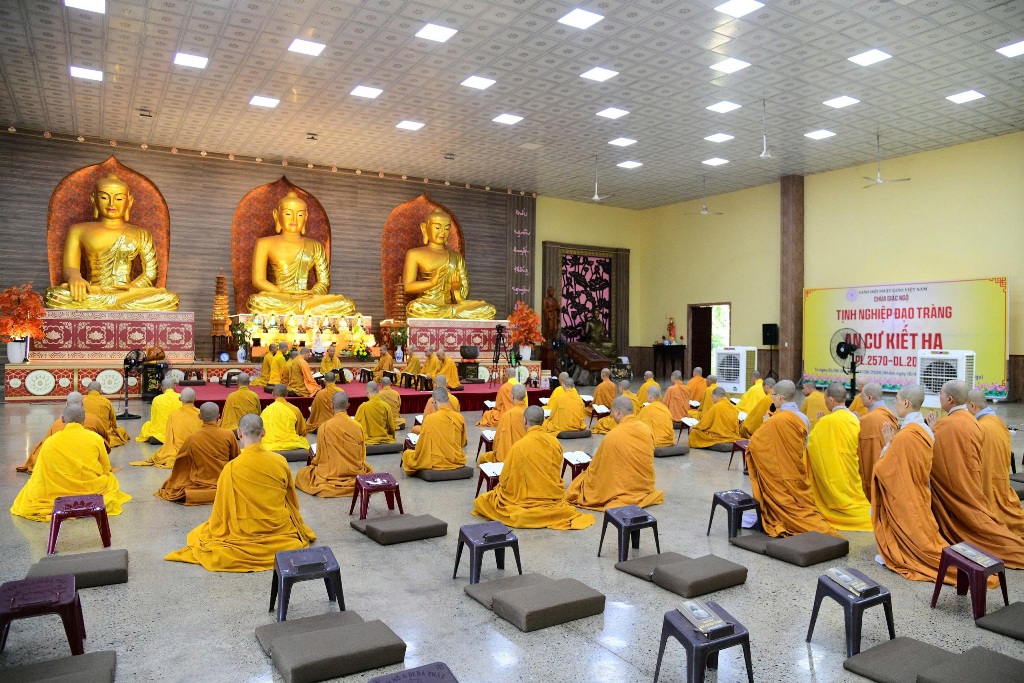 TRANG NGHIÊM CỬ HÀNH LỄ BỐ-TÁT ĐẦU TIÊN MÙA AN CƯ KIẾT HẠ TẠI HẠ TRƯỜNG CHÙA GIÁC NGỘ