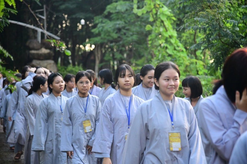 THIỀN HÀNH BUỔI SÁNG – NHỮNG BƯỚC CHÂN AN LẠC CỦA CÁC “CHÚ TIỂU” NƠI CỬA PHẬT