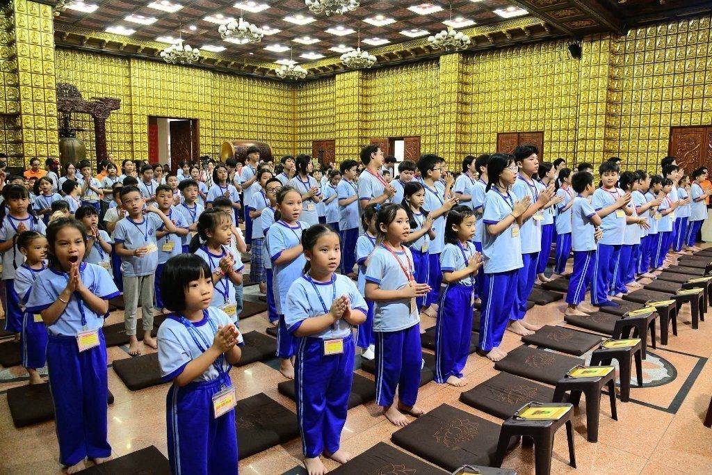 MỖI EM NHỎ LÀ MỘT BÚP SEN GIỮA MÙA PHẬT ĐẢN