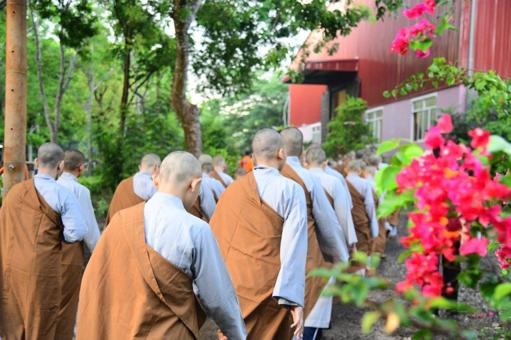 THIỀN HÀNH BUỔI SÁNG – NHỮNG BƯỚC CHÂN AN LẠC CỦA CÁC “CHÚ TIỂU” NƠI CỬA PHẬT