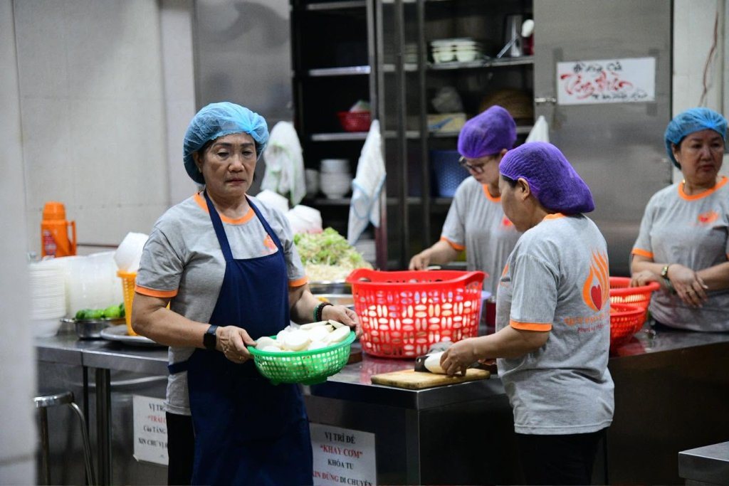 NHỮNG ĐÓA HOA CÔNG ĐỨC DÂNG MÙA PHẬT ĐẢN