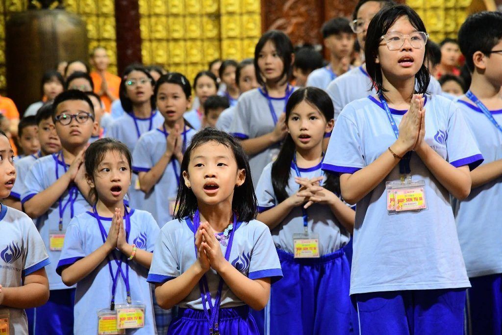 MỖI EM NHỎ LÀ MỘT BÚP SEN GIỮA MÙA PHẬT ĐẢN