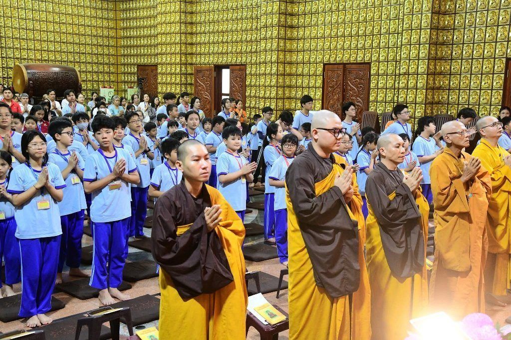 MỖI EM NHỎ LÀ MỘT BÚP SEN GIỮA MÙA PHẬT ĐẢN