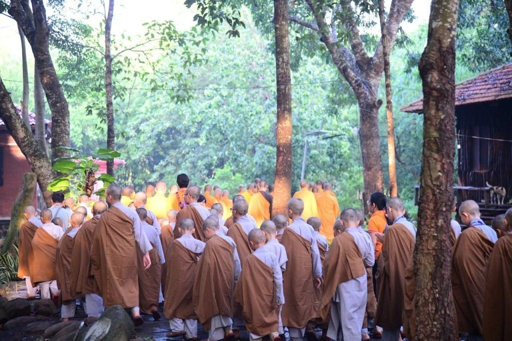 THIỀN HÀNH BUỔI SÁNG – NHỮNG BƯỚC CHÂN AN LẠC CỦA CÁC “CHÚ TIỂU” NƠI CỬA PHẬT