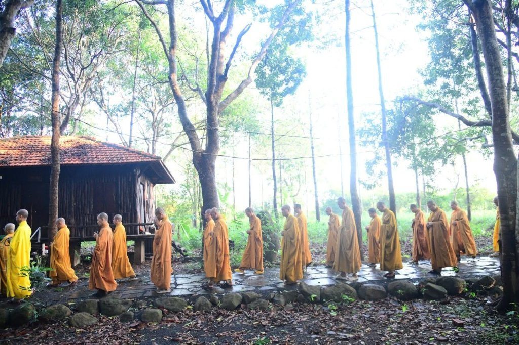 THIỀN HÀNH BUỔI SÁNG – NHỮNG BƯỚC CHÂN AN LẠC CỦA CÁC “CHÚ TIỂU” NƠI CỬA PHẬT