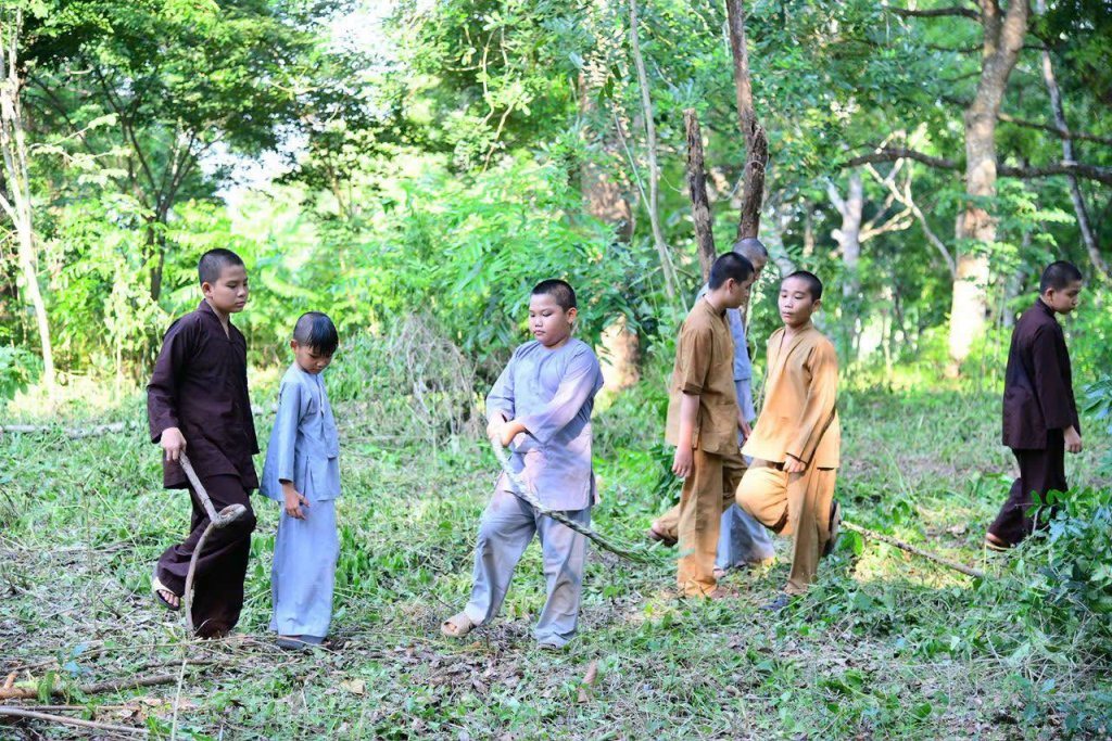 “MỘT NGÀY KHÔNG LÀM, MỘT NGÀY KHÔNG ĂN” – CHƯ HÀNH GIẢ CHẤP TÁC LÀM CỎ TẠI HẠ TRƯỜNG CHÙA GIÁC NGỘ