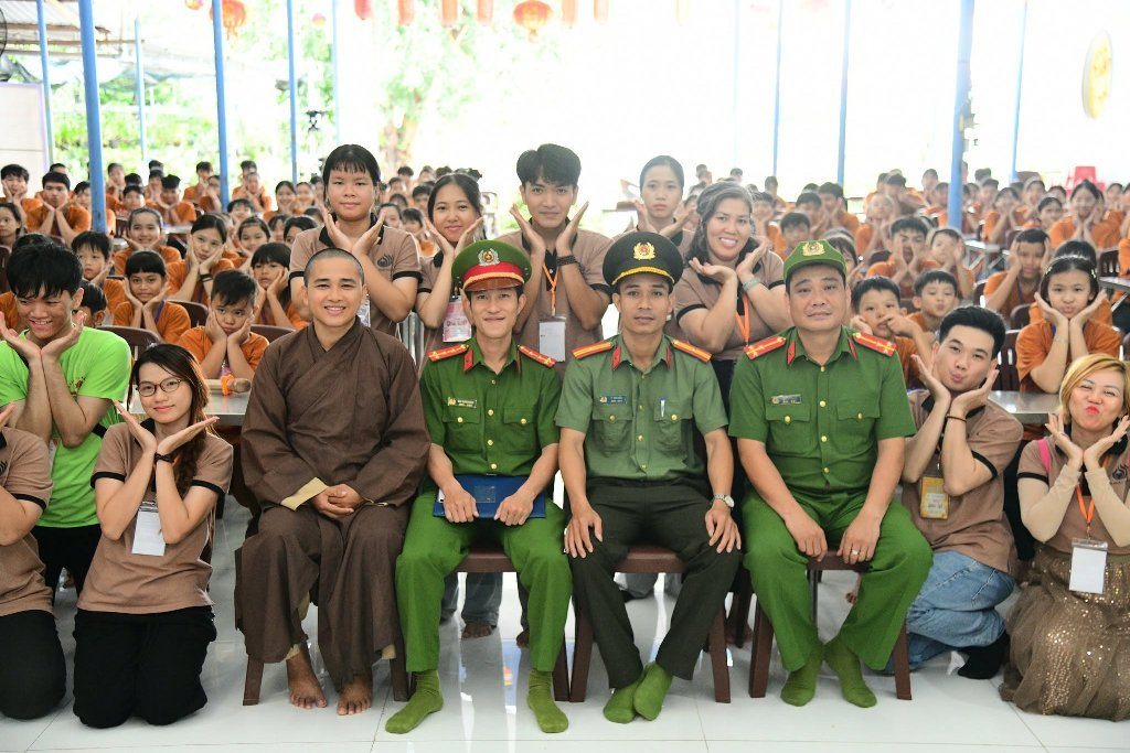 Công an xã Đồng Kho chia sẻ kiến thức pháp luật bổ ích cho gần 200 khóa sinh tại Chùa Quan Thế Âm