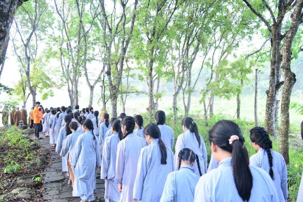 THIỀN HÀNH BUỔI SÁNG – NHỮNG BƯỚC CHÂN AN LẠC CỦA CÁC “CHÚ TIỂU” NƠI CỬA PHẬT