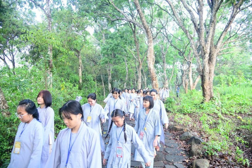 THIỀN HÀNH BUỔI SÁNG – NHỮNG BƯỚC CHÂN AN LẠC CỦA CÁC “CHÚ TIỂU” NƠI CỬA PHẬT