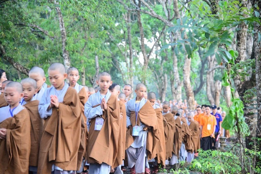 THIỀN HÀNH BUỔI SÁNG – NHỮNG BƯỚC CHÂN AN LẠC CỦA CÁC “CHÚ TIỂU” NƠI CỬA PHẬT