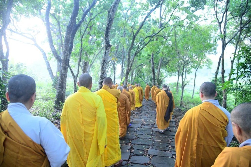 THIỀN HÀNH BUỔI SÁNG – NHỮNG BƯỚC CHÂN AN LẠC CỦA CÁC “CHÚ TIỂU” NƠI CỬA PHẬT