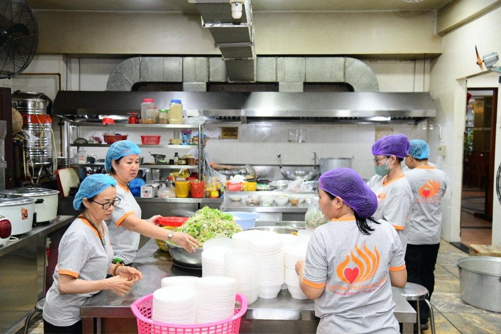 NHỮNG ĐÓA HOA CÔNG ĐỨC DÂNG MÙA PHẬT ĐẢN