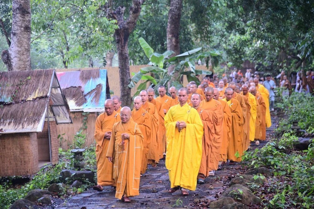 THIỀN HÀNH BUỔI SÁNG – NHỮNG BƯỚC CHÂN AN LẠC CỦA CÁC “CHÚ TIỂU” NƠI CỬA PHẬT