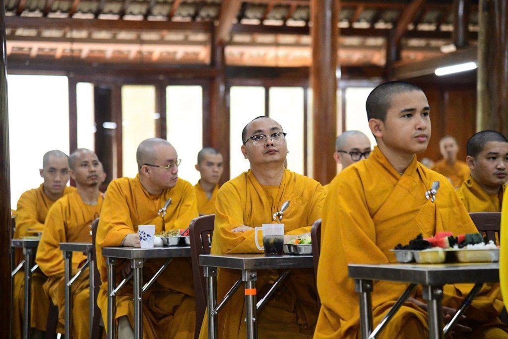 KINH VÍ DỤ CÁI CƯA: BÀI HỌC VỀ NHẪN NHỤC, TỪ BI VÀ LÀM CHỦ NỘI TÂM