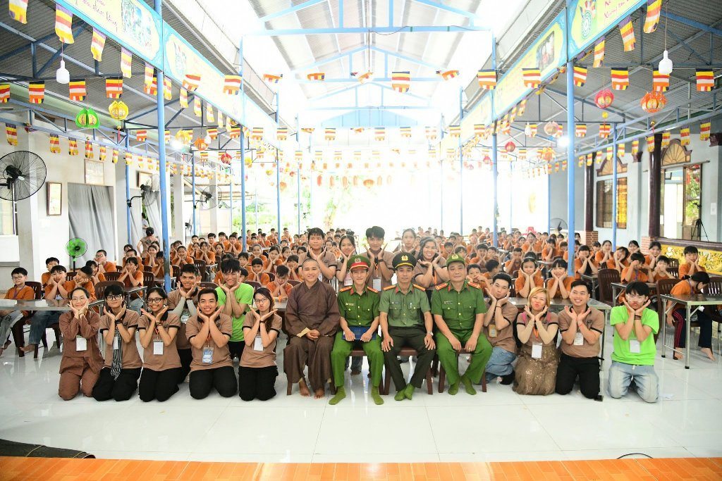 Công an xã Đồng Kho chia sẻ kiến thức pháp luật bổ ích cho gần 200 khóa sinh tại Chùa Quan Thế Âm