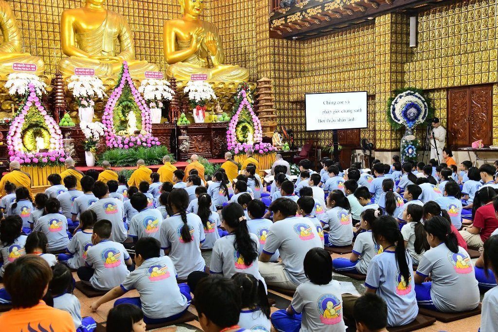 MỖI EM NHỎ LÀ MỘT BÚP SEN GIỮA MÙA PHẬT ĐẢN