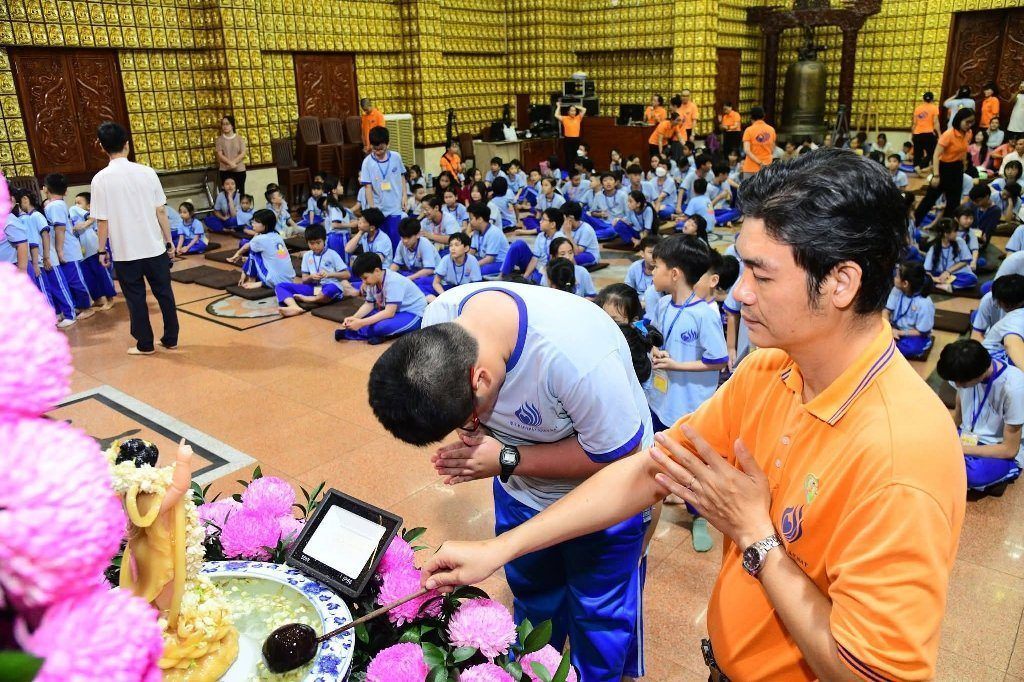 MỖI EM NHỎ LÀ MỘT BÚP SEN GIỮA MÙA PHẬT ĐẢN