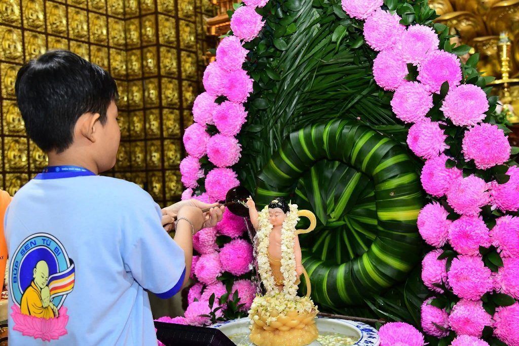 MỖI EM NHỎ LÀ MỘT BÚP SEN GIỮA MÙA PHẬT ĐẢN